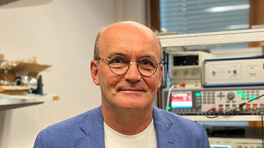 Porträt von Dr. Dyakonov im Labor mit wissenschaftlichen Geräten, anlässlich eines ERC Grants.